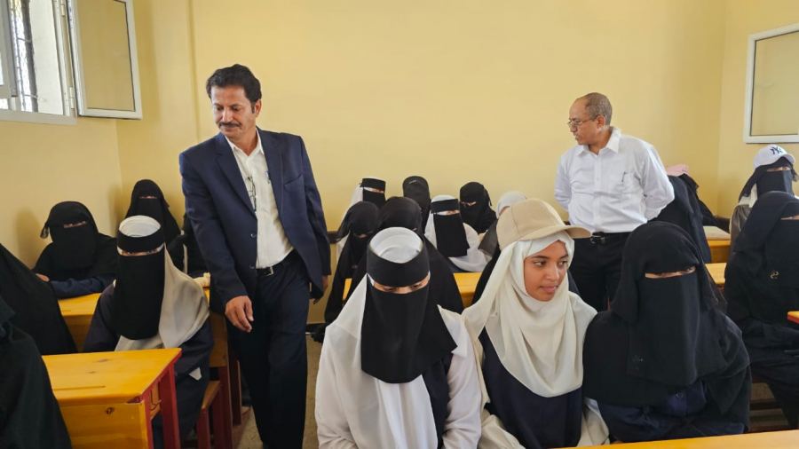نائب وزير التربية يفتتح 8 فصول دراسية إضافية في مدرستي الشدادي وخديجة بمأرب